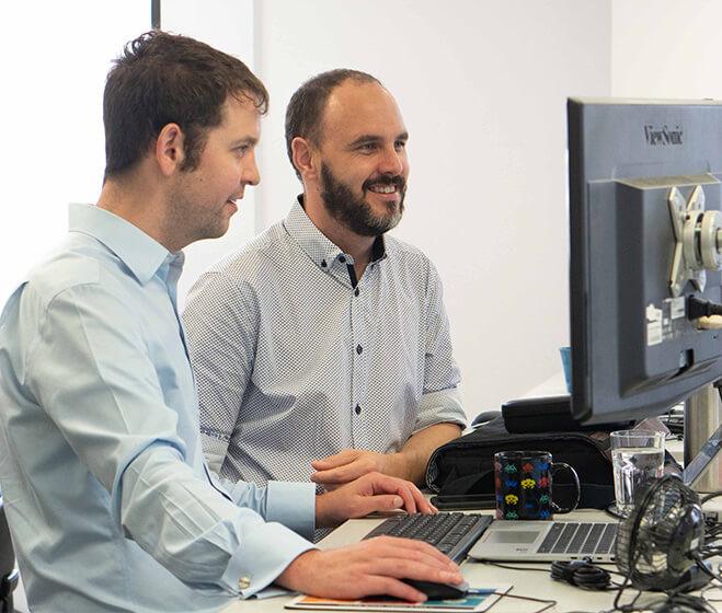 hero - Two Office 365 SharePoint technical support consultants working on a computer together